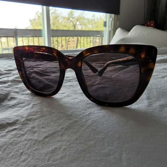 GUCCI Sunglasses Cat Eye gg0164s w/ case - Picture 3 of 7
